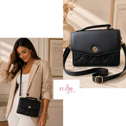 Cartera color negro detalle dorado y correa larga ajustable