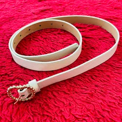 Cinto color blanco con hebilla en forma de corazon