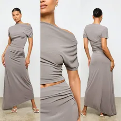 Conjunto color gris de saya y blusa asimetrica