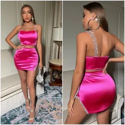 Conjunto de saya y top color rosa con detalles de lentejuelas