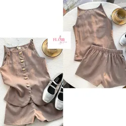 Conjunto de top y short con botones dorados