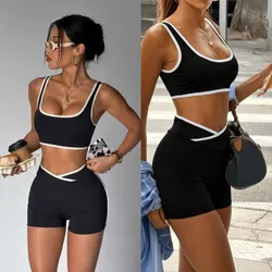 Conjunto deportivo de top y licra corta negro con detalles en blanco