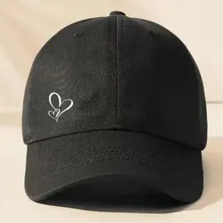 Gorra color negro con detalle de corazon pequeño