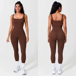 Mono color marrón ajustado al cuerpo