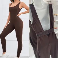 Mono color marrón ajustado letras detrás