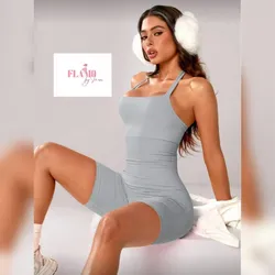 Mono corto color gris ajustado tira al cuello