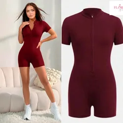 Mono corto deportivo tono burdeos mangas cortas y ziper ajustable