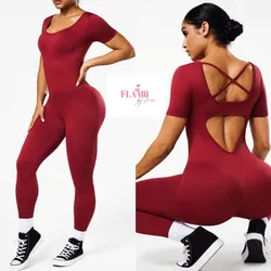 Mono deportivo tipo pulover tono rojo vino levanta glúteos