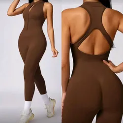 Mono largo ajustado color marrón de cuello alto y ziper.