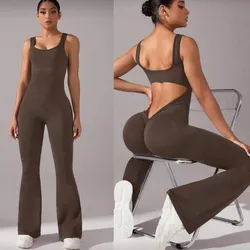 Mono marron ajustado levanta glúteos abertura en la espalda