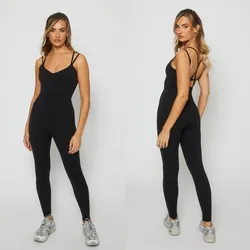 Mono negro ajustado al cuerpo de tirante doble y tiras en espalda