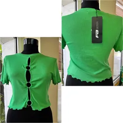 Pulover color verde con aberturas y aros plateados