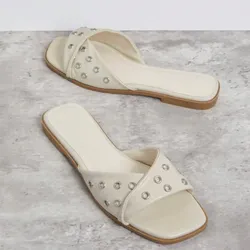 Sandalias tono crema con remaches plateados #36