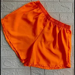 Short satinado color naranja
