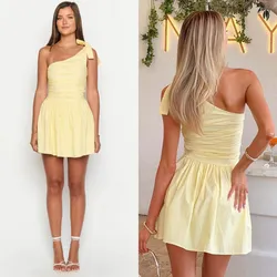 Vestido amarillo de un hombro