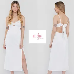 Vestido blanco de tirantes con abertura en la pierna