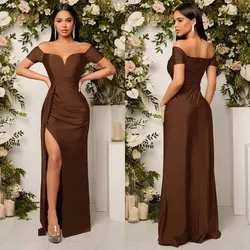 Vestido color marrón elgante escote y abertura en la pierna