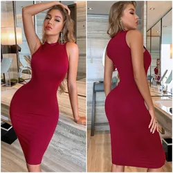 Vestido color rojo ajustado de cuello alto