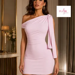 Vestido corto rosado asimetrico tiras colgantes en un hombro