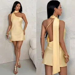 Vestido corto satinado color amarrillo