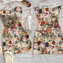 Vestido corto sin tirantes estampado de flores