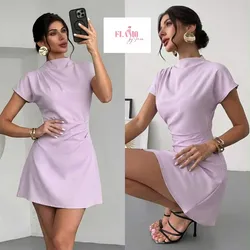 Vestido corto tono lila cuello alto y mangas cortas