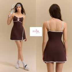 Vestido deportivo marrón con detalles en blanco