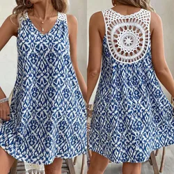 Vestido estampado azul y blanco con detalle bordado detrás