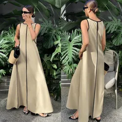 Vestido largo color beige con ribetes color negro
