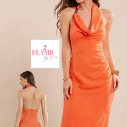 Vestido largo color naranja amarre al cuello detalles de perlas