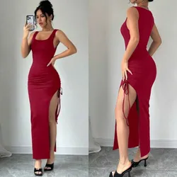 Vestido largo color rojo fruncido con abertura en la pierna