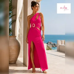 Vestido largo color rosa con hebilla dorada y abertura en la pierna