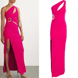 Vestido largo color rosa con hebilla dorada y abertura en la pierna