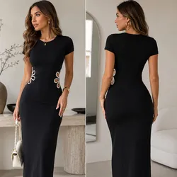 Vestido largo de mangas cortas con detalle de flor a los lados con abertura