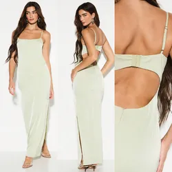 Vestido largo satinado color verde claro con abertura en la espalda