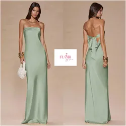 Vestido largo satinado sin tirantes color verde lazo detras