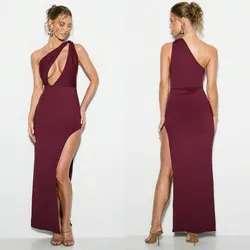 Vestido largo tono rojo vino con abertura