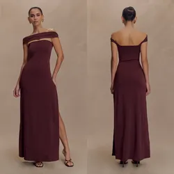 Vestido largo tono uva con abertura en la puerta