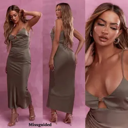Vestido Missguided satinado tono aceituna detalle dorado de la marca