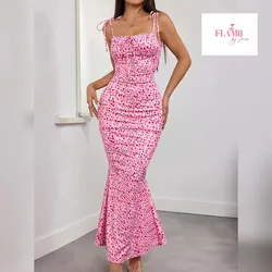 Vestido rosado largo estampado estilo sirena debajo