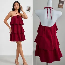 Vestido tono rojo cereza de vuelos y detalle de flor