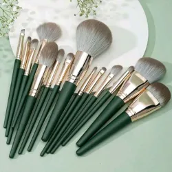 Brochas de maquillaje verdes