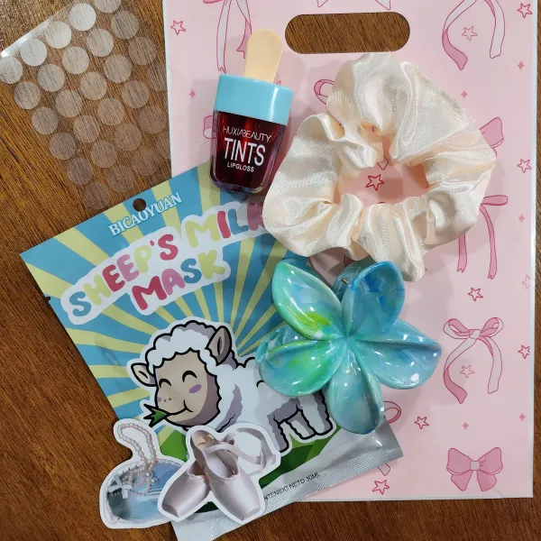 Hola chic@s😊, la tienda Frida se basa en la venta de artículos variados 🛍️pero siempre podrán encontrar accesorios de bisutería y para el cabello, maquillaje y skin care💅. Espero que disfruten de nuestras ofertas 😁