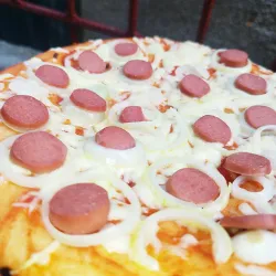 Pizza con agrego de salchichas o cebolla