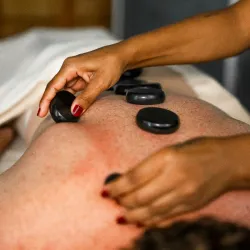 Masaje con Piedras Calientes