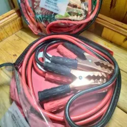 Cables de arranque (también conocidos como cables de puente o cables de batería)