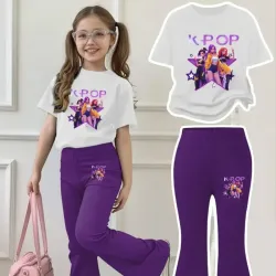 camiseta blanca de manga corta y pantalones acampanados morados