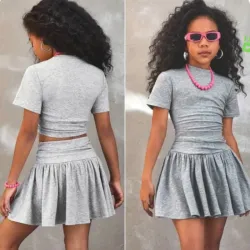 Camiseta Gris con Falda Gris Plisada