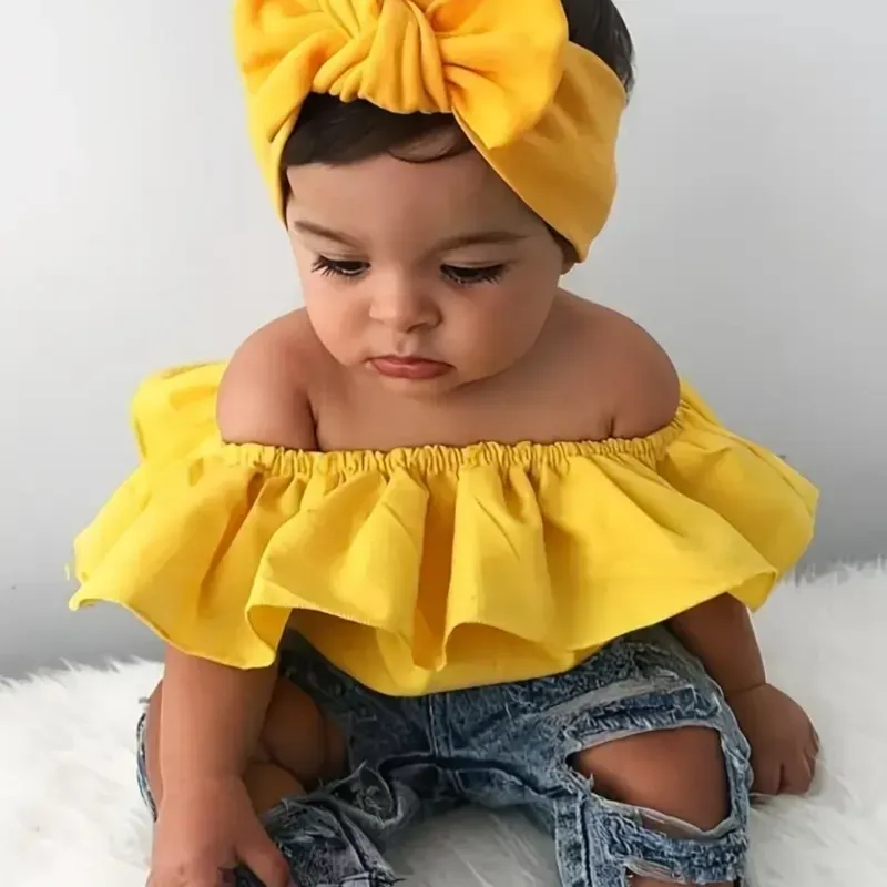 Top con volantes y hombros descubiertos + Pantalones