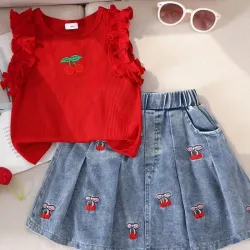 Top sin Mangas con bordado de Cereza y falda de mezclilla